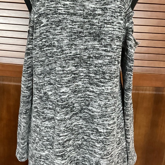 Umgee Cold Shoulder Tunic - Picture 4 of 4